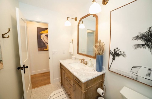 Jupiter House | Cozy Remodeled Cottage Pool home close to Beach