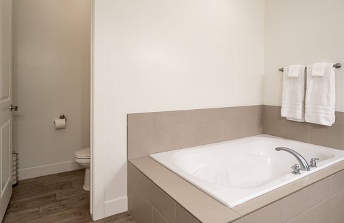 Santa Clara House | Cozy Remodeled Family & Pet Friendly Retreat In Paradise Village - 🥾& 🚵‍♀️