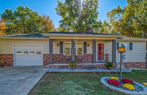 Diamond City House | Cozy Remodeled Home, minutes from the Lake