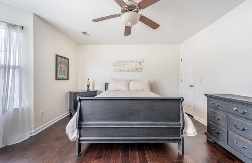 McFerrin Park House | Cozy Remodeled House with Views - Prime Location