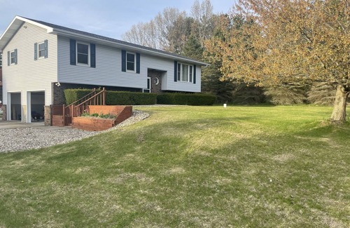 Coloma House | Cozy remodeled raised ranch located near beaches and wineries