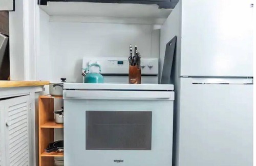 Albany Apartment | Cozy Remote Workplace