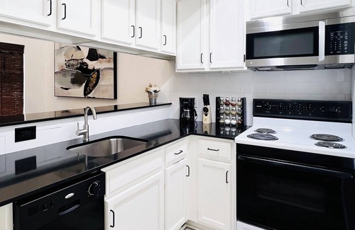 West Campus Apartment | Cozy Renovated 2 Bedroom Apt Near Downtown