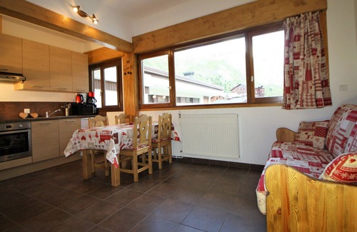 Les Almes Apartment | Cozy Renovated Apartment - Chalet de la Tour - Sleeps 6 - Tignes Le Lac - 100m from Slopes