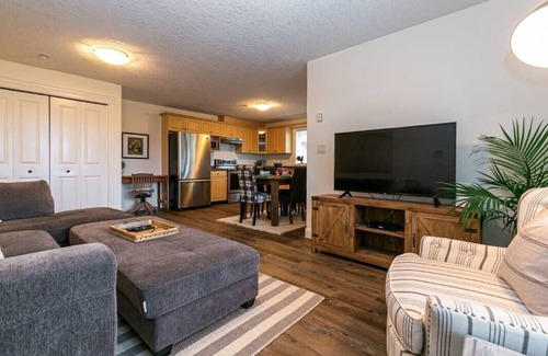 Langford House | Cozy Renovated Oasis W Private Terrace & Parking.