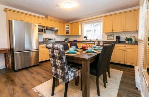 Langford House | Cozy Renovated Oasis W Private Terrace & Parking.