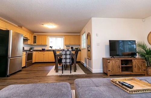 Langford House | Cozy Renovated Oasis W Private Terrace & Parking.