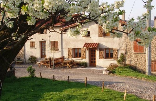 Saint-Chamond Cottage | Cozy rental for nature lovers and family-friendly hiking experiences