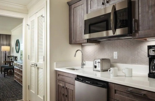 Bonita Springs Resort | Cozy resort in tranquil Bonita Springs with AC, WiFi, fitness room