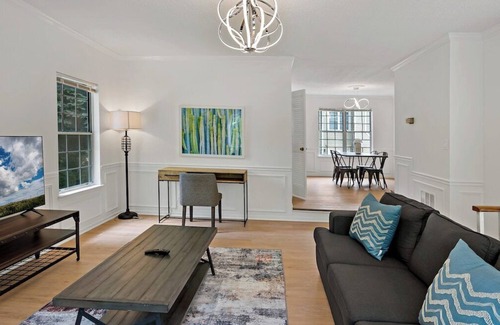Reston House | Cozy Reston Main Retreat