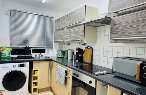 Tollcross Apartment | Cozy Retreat at Prime location with Free parking