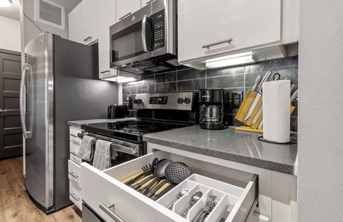 Chestnut Apartment | Cozy Retreat Close to Capitol & LBJ Library - WiFi