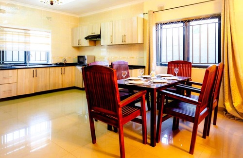 Lusaka Central House | Cozy retreat for Large Groups w/Pool- Sleeps 12
