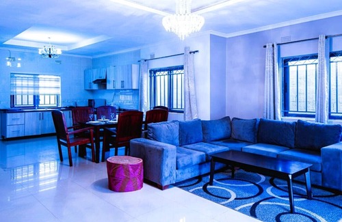 Lusaka Central House | Cozy retreat for Large Groups w/Pool- Sleeps 12