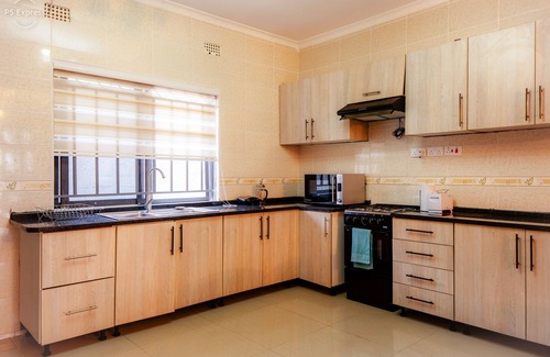 Lusaka Central House | Cozy retreat for Large Groups w/Pool- Sleeps 12