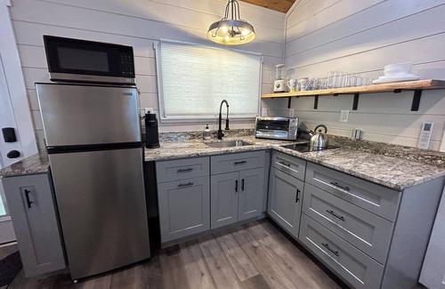 Bryson City Cottage | Cozy Retreat Hot Tub Close to Town, Deep Creek, and National Park Entrance.