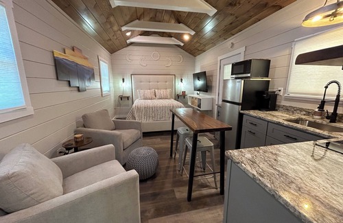 Bryson City Cottage | Cozy Retreat Hot Tub Close to Town, Deep Creek, and National Park Entrance.