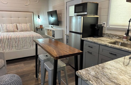Bryson City Cottage | Cozy Retreat Hot Tub Close to Town, Deep Creek, and National Park Entrance.