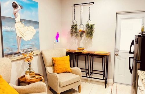 Pelican Apartment | Cozy Retreat + HotTub Oasis; stunning apartment for an Unforgettable Experience