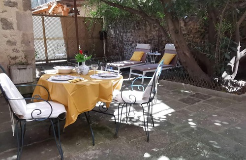 Le Puy-en-Velay Apartment | Cozy Retreat in Puy-en-Velay with Private Courtyard and WIFI