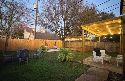 Riverside Terrace House | Cozy Retreat near NRG stadium & Medical Center - Patio Grill - Pet Friendly