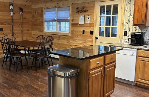 Freedom House | Cozy Retreat near Ossipee Lake, sleeps 8, pet friendly!