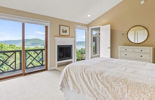 Naples House | Cozy Retreat overlooking Canadaigua Lake w Hot Tub