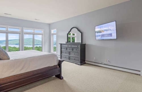 Naples House | Cozy Retreat overlooking Canadaigua Lake w Hot Tub