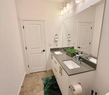 Bonney Lake House | Cozy Retreat, Room 2, Near Mt Rainier, Seattle, National parks