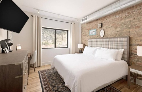 Glenwood Springs Hotel | Cozy Retreat – Walk to Hot Springs & More! Pets Allowed, Onsite Parking