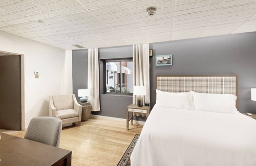 Glenwood Springs Hotel | Cozy Retreat – Walk to Hot Springs & More! Pets Allowed, Onsite Parking