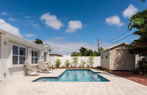 North Andrews Gardens House | Cozy Retreat with Heated Pool