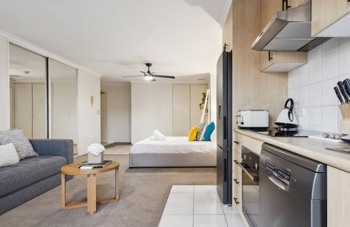 Crows Nest Apartment | Cozy Retreat with Balcony in Crows Nest