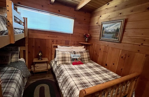 Pine Cove Cabin | Cozy Retro Cabin with AC, Family Getaway