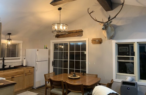 Paris Cabin | Cozy River Front Cabin