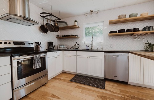 Buena Vista House | Cozy River Side Home, Barrel Sauna, Wood Burning Stove and Fire Pit