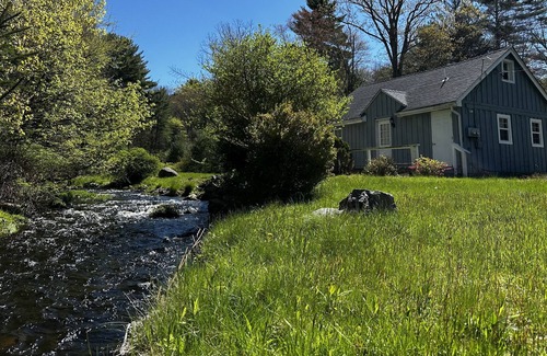 Canadensis Cottage | Cozy Riverfront 2BR 1BA Escape - Mins from Kalahari and Camelback