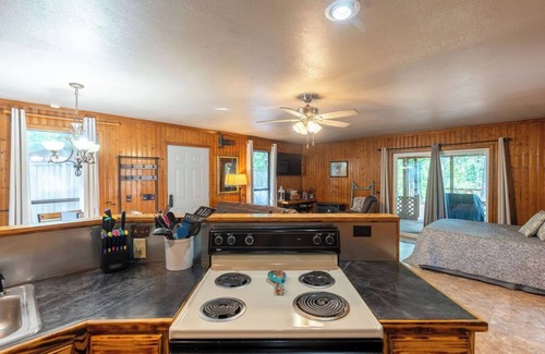 Heber Springs Cabin | Cozy Riverfront Cabin with Private Dock