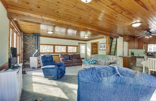 Johnson Creek Cottage | Cozy Riverfront Cottage w/Kayaks & Fire Pit – Near Madison & Milwaukee