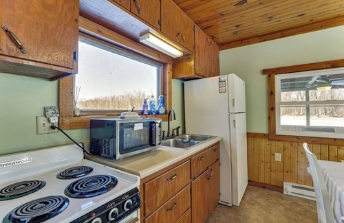 Johnson Creek Cottage | Cozy Riverfront Cottage w/Kayaks & Fire Pit – Near Madison & Milwaukee