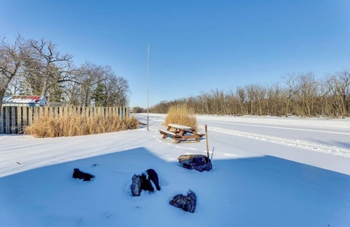 Johnson Creek Cottage | Cozy Riverfront Cottage w/Kayaks & Fire Pit – Near Madison & Milwaukee