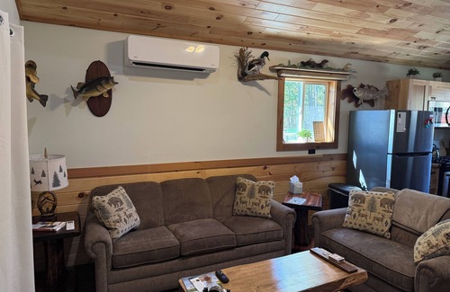 Paris Cabin | Cozy Riverfront Cabin