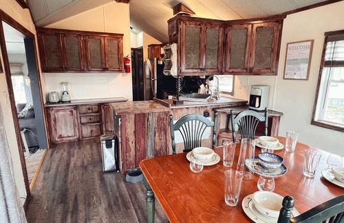 Lakehills Cottage | Cozy Riverfront Cottage-Casa Avecita @ SparrowBend