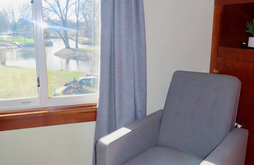 Suamico House | Cozy Riverfront Retreat