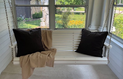 Suamico House | Cozy Riverfront Retreat