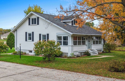 Suamico House | Cozy Riverfront Retreat