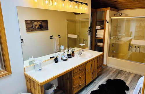 Drake House | Cozy RIverside Cabin in Drake- 2 miles to Estes Park!