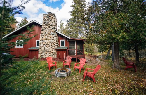 Grayling Cottage | ♣ Cozy Riverside Getaway: Pine Bend 3BDR Cottage