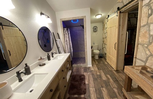 Menard Bed & Breakfast | Cozy Rock Cottage w/awesome bathroom in town (pet friendly)