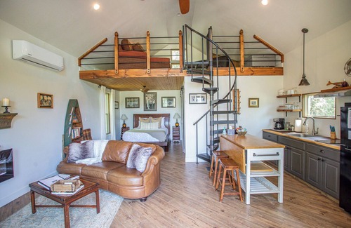 Smithville Cottage | Cozy, romantic 1 bedroom cottage near Smithville